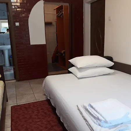 Casa Cu Foisor בית הארחה 3*