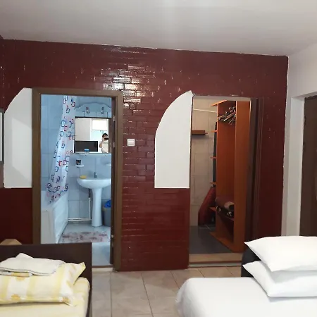 Casa Cu Foisor 게스트하우스 3*